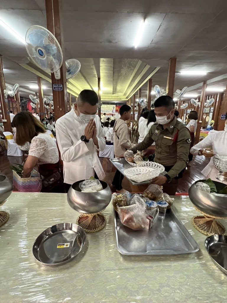 วันที่ 19 ก.พ.2566 เวลา 06.30 น. พล.ต.ต.สุทธิพงศ์ เป๊กทอง. ผบก.ภ.จว.อุตรดิตถ์ มอบหมายให้ ว่าที่ พ.ต.อ.อนุสรณ์ ดังก้อง ผกก.สภ.ตรอน เข้าร่วมโครงการ “ผู้ว่าพาเข้าวัด ประชา รัฐ ร่วมใจ ใฝ่ศีล 5 จังหวัดอุตรดิตถ์ ณ วัดราษฎร์สามัคคี ต.น้ำอ่าง อ.ตรอน จ.อุตรดิตถ์  โดยมีนายสมหวัง พ่วงบางโพ ผู้ว่าราชการจังหวัดอุตรดิตถ์ เป็นประธาน ,หัวหน้าส่วนราชการระดับจังหวัด/อำเภอ และพุทธศาสนิกชน ร่วมโครงการ
